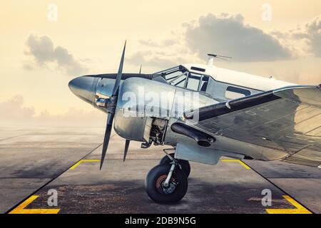 Sportflugzeug auf einer Landebahn wartet auf Start Stockfoto