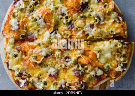 Frisch gebackene appetitliche Pizza hausgemacht. Hintergrund der Speisen. Nahaufnahme. Stockfoto