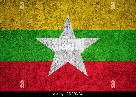 Myanmar Flagge auf der gerissenen Grunge Betonwand gemalt Stockfoto