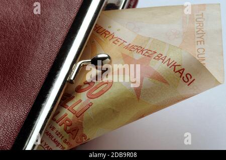 Türkische Banknote im Geldbeutel Stockfoto