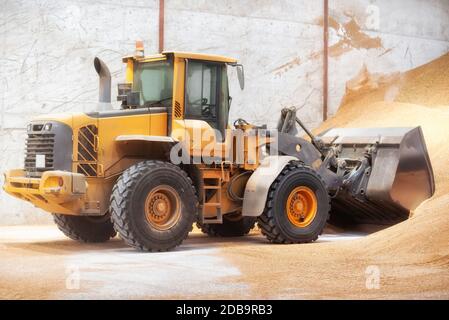 Radlader, Bagger laden Sand an der Baustelle. Stockfoto