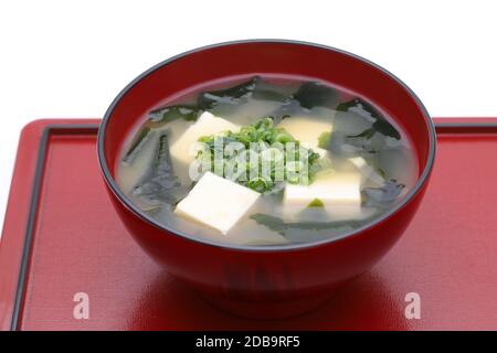 Japanisches Essen, Miso-Suppe aus Tofu und Algen wakame in einer Schüssel auf dem Tablett Stockfoto