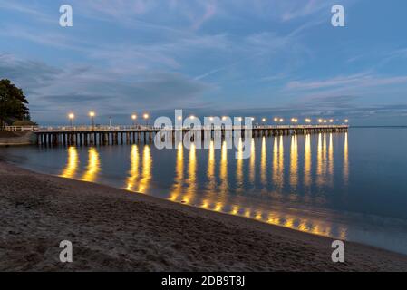 Abendansicht der hölzernen Pier in Gdynia Orlowo in Polen Stockfoto