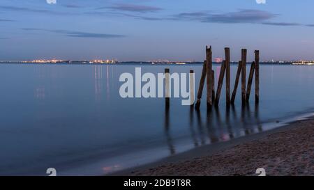 Holzpfähle im Golf von Danzig am Strand in Gdynia Orlowo in Polen bei Dämmerung Stockfoto