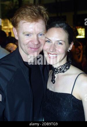 Bal Harbour, FL 3-6-2002 David Caruso & Frau Margaret bei der Eröffnung des globalen Luis Vuitton Stores. Digitales Foto von Adam Sculls/PHOTOlink Stockfoto