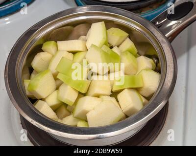 Zucchini in Würfel schneiden Stockfoto