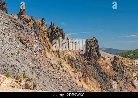 Vulkanische Überreste an der Seite eines Vulkankraters auf Mount Mazama im Crater Lake National Park in Oregon Stockfoto