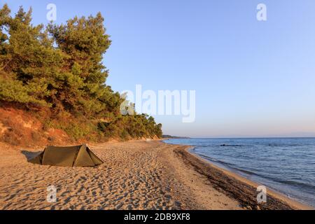 Sonnenaufgang in Kriopigi Beach. Der Halbinsel Kassandra von Chalkidiki, Griechenland Stockfoto