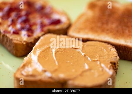 Geröstete Vollkornbrotscheiben mit Erdnussbutter und Gelee Stockfoto