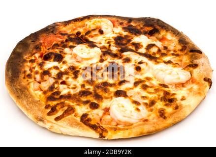 Pizza mit Scampi und Garnelen in einem Holzofen auf weißem Hintergrund gekocht Stockfoto