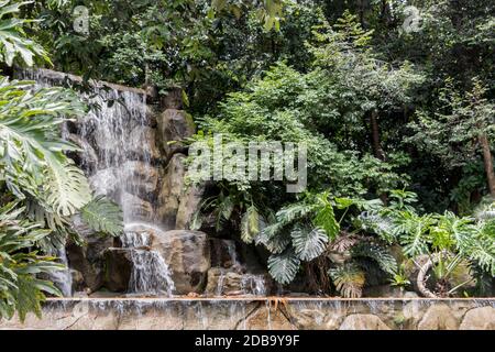 Ein wunderschöner Wasserfall im Perdana Botanical Gardens in Kuala Lumpur, Malaysia. Stockfoto