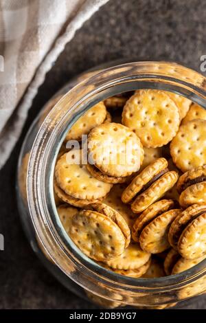 Mini-Creme Sandwich-Kekse im Glas. Draufsicht. Stockfoto