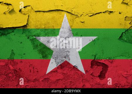 Myanmar Flagge auf der gerissenen Grunge Betonwand gemalt Stockfoto