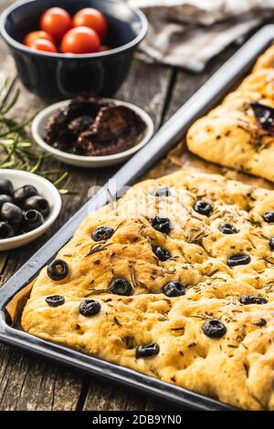 Hausgemachte Italienische Focaccia. Traditionelles italienisches Gebäck mit schwarzen Oliven. Stockfoto