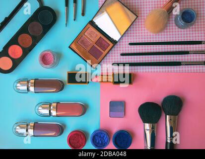 Einstellen der dekorativen Kosmetik auf farbigen Hintergrund Stockfoto