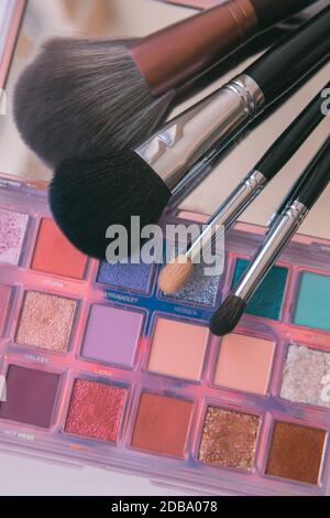 Make-up Pinsel und Farbe palete auf weißem Hintergrund Stockfoto