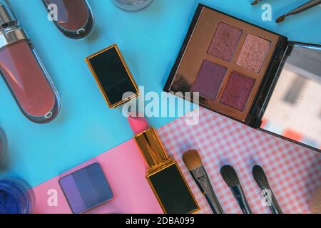 Einstellen der dekorativen Kosmetik auf farbigen Hintergrund Stockfoto