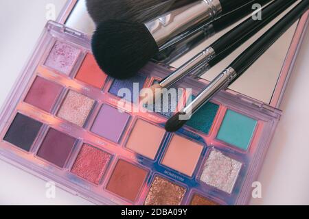 Make-up Pinsel und Farbe palete auf weißem Hintergrund Stockfoto