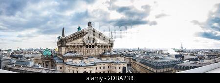 Panorama der schönen Stadt Paris von einem Dach aus gesehen An einem kalten Wintertag Stockfoto