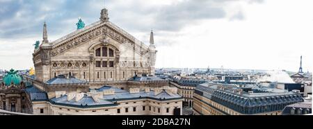 Panorama der schönen Stadt Paris von einem Dach aus gesehen An einem kalten Wintertag Stockfoto
