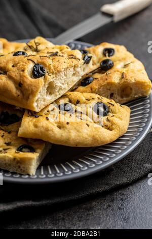 Hausgemachte Italienische Focaccia. Traditionelles italienisches Gebäck mit Oliven auf dem Teller. Stockfoto