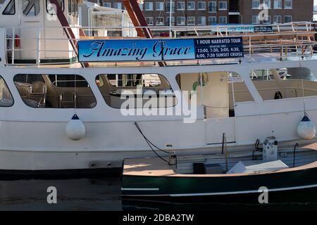 Banister Wharf ist gefüllt mit allen Arten von Booten groß und klein. In der Innenstadt von Newport, RI. Viele Ausflugsboote wie das Amazing Grace sind üblich. Stockfoto