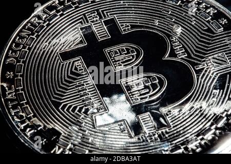 Bitcoin auf schwarzem Hintergrund. Die Weltwirtschaftskrise. Bitcoin ist keine stabile Währung. Makrofoto Stockfoto