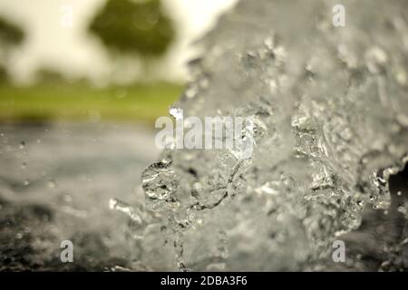 Im Sommer tubewell frisches Wasser auf den Feldern laufen lassen Stockfoto