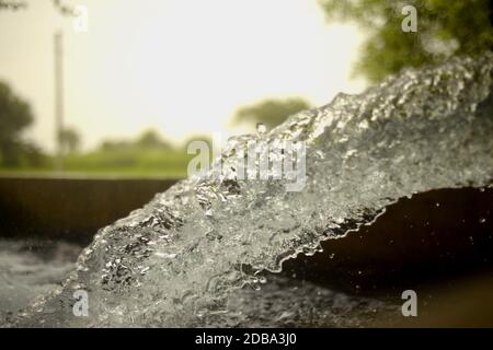 Im Sommer tubewell frisches Wasser auf den Feldern laufen lassen Stockfoto