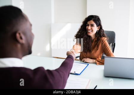 African Mann Und Nahost Frau Händeschütteln Bei Interview Meeting Stockfoto
