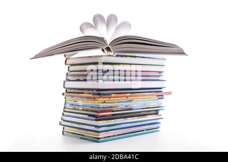 Stapel von Kinderbüchern auf weiß isoliert Stockfoto
