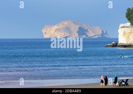 Qurum Strand in Muscat mit Jazirat al Fahl Insel im Hintergrund. Stockfoto