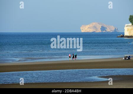 Qurum Strand in Muscat mit Jazirat al Fahl Insel im Hintergrund. Stockfoto