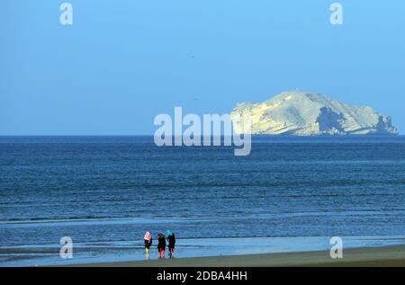 Qurum Strand in Muscat mit Jazirat al Fahl Insel im Hintergrund. Stockfoto