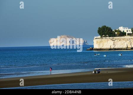 Qurum Strand in Muscat mit Jazirat al Fahl Insel im Hintergrund. Stockfoto