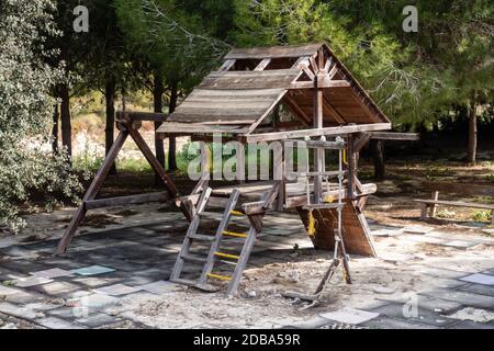 Baufälliger Kinderspielplatz im Dorf Torremendo in Spanien Stockfoto