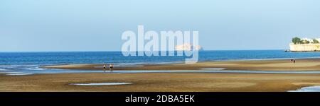 Qurum Strand in Muscat mit Jazirat al Fahl Insel im Hintergrund. Stockfoto