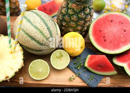 Melonen im Sommer auf einem Holztisch. Frisch geschnittenes Obst auf einem Holztisch. Nahaufnahme mit kurzer Schärfentiefe. Stockfoto