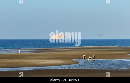 Qurum Strand in Muscat mit Jazirat al Fahl Insel im Hintergrund. Stockfoto