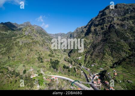 Die Landschaft im Tal der Serra de Agua auf der Insel Madeira im Atlantischen Ozean von Portugal. Madeira, Porto Moniz, April 2018 Stockfoto