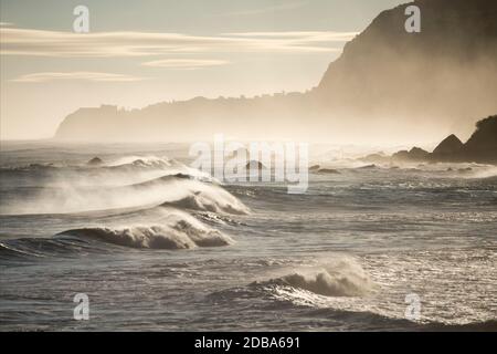 Wellen und Wind an der Küste zwischen Porto Moniz und Ribeira da janela auf der Insel Madeira im Atlantischen Ozean von Portugal. Madeira, Po Stockfoto