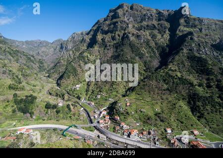 Die Landschaft im Tal der Serra de Agua auf der Insel Madeira im Atlantischen Ozean von Portugal. Madeira, Porto Moniz, April 2018 Stockfoto