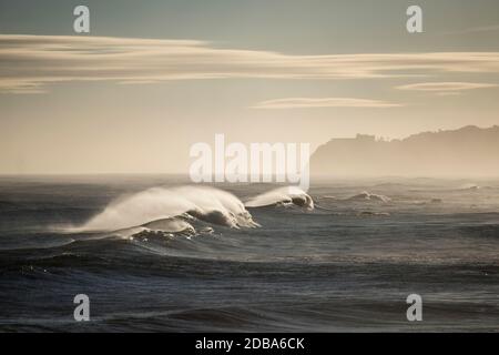 Wellen und Wind an der Küste zwischen Porto Moniz und Ribeira da janela auf der Insel Madeira im Atlantischen Ozean von Portugal. Madeira, Po Stockfoto