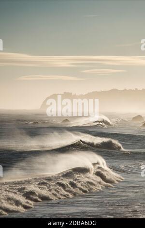 Wellen und Wind an der Küste zwischen Porto Moniz und Ribeira da janela auf der Insel Madeira im Atlantischen Ozean von Portugal. Madeira, Po Stockfoto