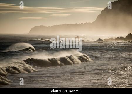 Wellen und Wind an der Küste zwischen Porto Moniz und Ribeira da janela auf der Insel Madeira im Atlantischen Ozean von Portugal. Madeira, Po Stockfoto