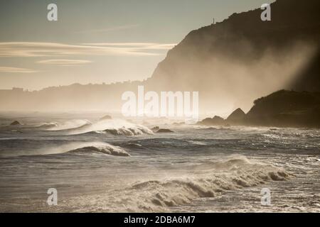 Wellen und Wind an der Küste zwischen Porto Moniz und Ribeira da janela auf der Insel Madeira im Atlantischen Ozean von Portugal. Madeira, Po Stockfoto