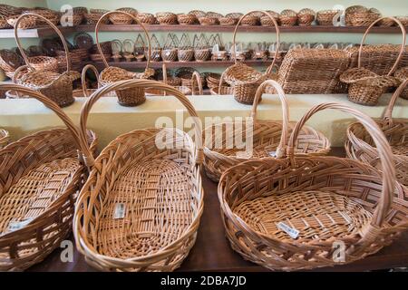 Korbflechtarbeiten im Cafe Relogio ad Shop von Arema in der Stadt Camacha im Osten von Madeira auf der Insel Madeira in Portugal. Portugal, Madeira, Stockfoto