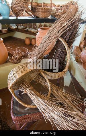 Korbflechtarbeiten im Cafe Relogio ad Shop von Arema in der Stadt Camacha im Osten von Madeira auf der Insel Madeira in Portugal. Portugal, Madeira, Stockfoto