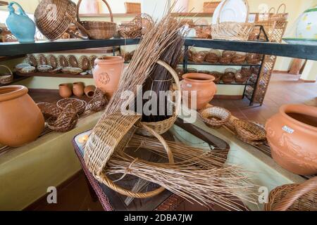 Korbflechtarbeiten im Cafe Relogio ad Shop von Arema in der Stadt Camacha im Osten von Madeira auf der Insel Madeira in Portugal. Portugal, Madeira, Stockfoto