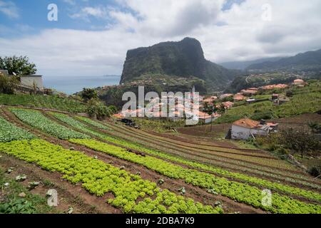 Die Landschaft und Stadt Faial an der Küste im Norden von Madeira auf der Insel Madeira von Portugal. Portugal, Madeira, April 2018 Stockfoto